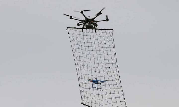 Hier eine Schutzübung: eine Drohne wird per Netz abgefangen. Paris will Drohnen auch als Wirtschaftsfaktor bekannter machen. Ein Vertreter der Stadt sagte: «Frankreich ist in diesem Bereich sehr stark. Es gibt viele Start-Ups in der Luftfahrtbranche.»

Keystone