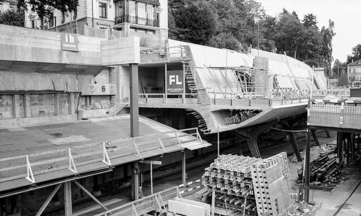 Ein frühes Bauwerk aus der Feder des Architekten ist der Zürcher Bahnhof Stadelhofen – hier ein Bild von den Bauarbeiten 1987.