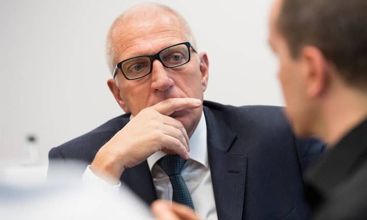 Die Gegner:Tiefe Gräben haben sich aufgetan zu Pierin Vincenz, lange CEO von Raiffeisen und heute Präsident des Versicherers Helvetia. Mehrmals versuchte Vincenz in den vergangenen Jahren, den Kooperationspartner Vontobel hinter dem Rücken Scheidts in Fusionspläne einzubinden. Ein Szenario sah eine Art Dreierfusion mit der Basler Bank Sarasin vor, wobei im Konglomerat nicht Scheidt, sondern …