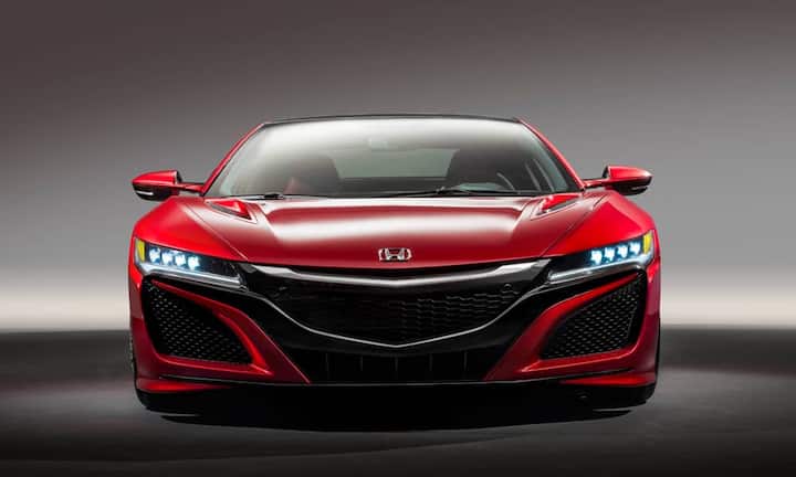 Alternativsportler: Honda NSXZwölf Jahre dauerte es, bis der NSX-Nachfolger fertig war. Im September kommt endlich der 4,47 Meter lange Mittelmotor-Zweisitzer mit Vollhybrid-Antrieb. Die Kombination aus 3,8-Liter-V6-Biturbo-Benziner und drei E-Motoren ermöglicht rund 580 PS; die Vmax beträgt 335 km/h, der Spurt auf Tempo 100 soll keine drei Sekunden dauern. Composite-Bauweise und Neunstufen-Doppelkupplung steigern die Attraktion; das Allrad-Auto wird rund 200'000 Franken kosten.