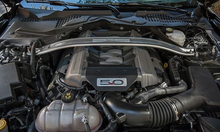 So muss sich der Käufer nicht gleich von jedem Golf GTI an der nächsten Ampel vernaschen lassen, erspart sich aber die Saufeskapaden des 5,0-Liter-V8-Motors, der mit Automatikgetriebe satte zwölf, mit Sechsgang-Handschaltung 13,5 Liter Sprit schluckt.