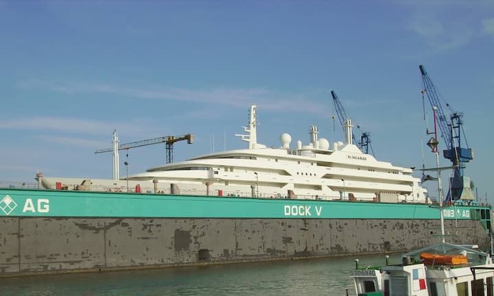 Platz 10: Al Salamah — 139 Meter 1999 wurde die Jacht unter absoluter Geheimhaltung mit dem Codenamen «Mipos» — Mission Possible — in Deutschland gebaut. Grund dafür war der Auftraggeber: Kronprinz bin Abdul-Aziz, Halbbruder des saudischen Königs und einer der grössten Waffenhändler der Welt. Garitzko/Wikimedia/CC