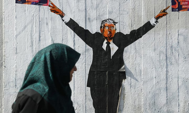 Einreisestopp
Versprechen: Trump hat im Wahlkampf angekündigt, er werde die Migration von Muslimen stoppen, um amerikanische Werte zu sichern und das Einsickern von Terroristen zu verhindern.Sean Gallup/Getty Images