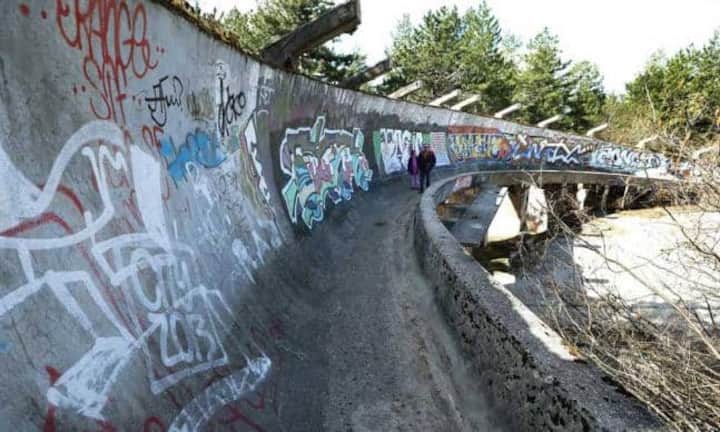 Bobbahn in Sarajevo
Die Bobbahn in Mount Trebevic in der Nähe von Sarajevo wurde für die Olympischen Winterspiele von 1984 erstellt, welche in Bosnien und Herzegowina stattfanden.