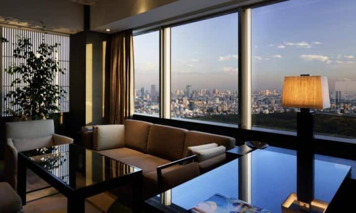Platz 9 (Vorjahr: 6): Park Hyatt Tokyo, TokyoUnbeeindruckt vom Auf und Ab der lauten Konkurrenten, fängt das inzwischen zwanzig Jahre alte und sorgfältig renovierte Kulthotel («Lost in Translation») im Shinjuku-Viertel den ganz speziellen Vibe von Tokyo ein – insbesondere im Restaurant «New York Grill» mit benachbarter Jazzbar. Die 177 Hotelzimmer, die im 39. Stock des Wolkenkratzers beginnen, bieten dem Gast alles, was er braucht, aber nichts Unsinniges darüber hinaus.