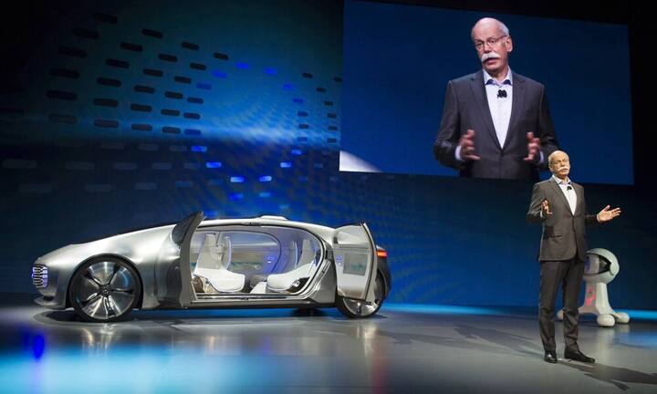 Daimler-Chef Dieter Zetsche stellte auf der Elektronikmesse CES in Las Vegas seine Vision eines selbstfahrenden Autos vor - den Prototypen F 015.