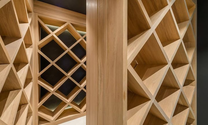 Im Keller gibt es ausreichend Platz für den guten Tropfen. Insgesamt 1000 Flaschen können im klimatisierten Weinkeller gelagert werden.
Preis: auf Anfrage.