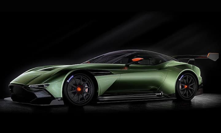 Aston Martin zeigt den Vulcan. Der Vulcan ist ausschliesslich für die Rennstrecke entwickelt. Im Klartext: Eine Strasssenzulassung wird dieses feuerspeiende Ungetüm nicht bekommen. Auf der Rennstrecke dürfte der Vulcan dagegen auftrumpfen: Unter seiner Hülle steckt ein Carbon-Monocoque und ein Sieben-Liter-V12. Dieser schickt laut Aston über 800 PS an die hinteren 345er-Slick-Walzen.Aston Martin
