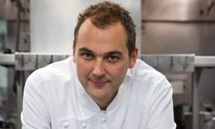 Daniel Humm, 36, Chefkoch «Eleven Madison Park», New York: Wenn eine Stadt ihrer anspruchsvollen
Kundschaft über 18 000
Restaurants bietet, muss man
als Küchenchef sehr gut sein.
Der Aargauer Humm
sticht in New York definitiv heraus.
Als Küchenchef des «Eleven
Madison Park» wurde er dieses
Jahr von der James-Beard-
Stiftung zum «Besten Küchenchef
der USA» gewählt. (Bild: Francesco Tonelli)