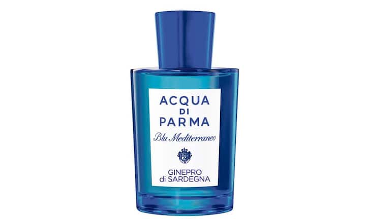 ACQUA di Parma: Wirkt wie eine liebevolle Berührung. Blu Mediterraneo – Ginepro di Sardegna ist in erster Linie ein holziger und aromatischer Duft mit Noten aus Wacholder, Bergamotte, Gewürzen, Salbei und Zypresse. Dieser Unisex-Duft passt zu jeder Jahreszeit und wirkt am besten auf der frisch geduschten Sommerhaut. Acqua di Parma, Ginepro di Sardegna, 75 ml, 99 Franken