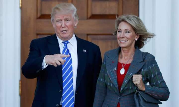 Betsy DeVos - BildungsministerinDie frühere Vorsitzende der Republikaner in Michigan, Betsy DeVos, sitzt dem Bildungsministerium vor. Sie hat in ihrem ganzen Leben weder eine öffentliche Schule geleitet, noch in einer unterrichtet, geschweige denn besucht oder ihre Kinder in eine solche geschickt. Nun steht die Milliardärin diesen Institutionen vor.