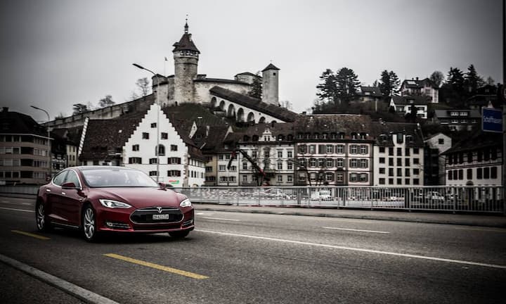Der Tesla ist auf unseren Strassen einer der Grössten. In der Breite überragt er die Mercedes S Klasse um ganze 17cm. Dementsprechend anstrengend ist das Parken vor dem Supermarkt oder das Finden einer Lücke im Parkhaus. So verlief auch der Test nicht ohne Kratzer.