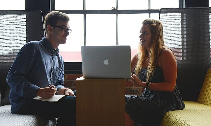 4. Den Sinn spürenAuf lange Sicht sind für viele Menschen der Sinn und Zweck der Arbeit entscheidend. Der Arbeitgeber sollte daher den Wert der Arbeit betonen und regelmässig kommunizieren, welchen wertvollen Beitrag ein Mitarbeiter leistet. Dies vermittelt eine Sinnhaftigkeit im täglichen Tun.