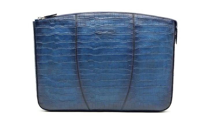 Santoni Ordentlich: Diese College-Mappe des italienischen Luxusschuh-Herstellers Santoni mit markanter Krokoprägung ist eine modische Variante, um Dokumente zu transportieren. Sie wird unter dem Arm getragen und ist von Hand in Blautönen gefärbt und poliert. Preis: 625 Franken