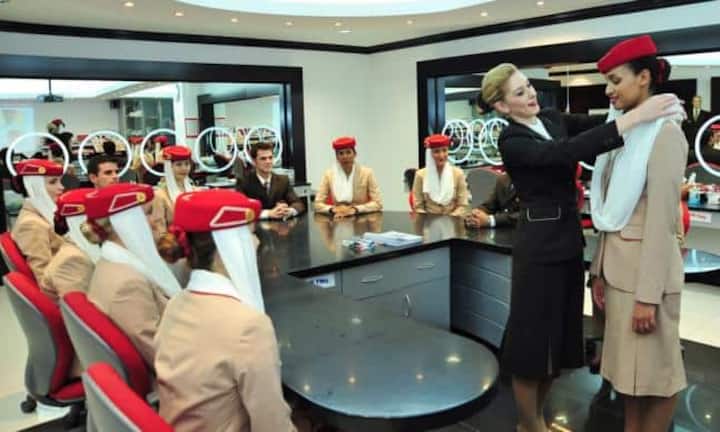 Das richtige Anlegen des Schleiers muss erst einmal geübt werden.