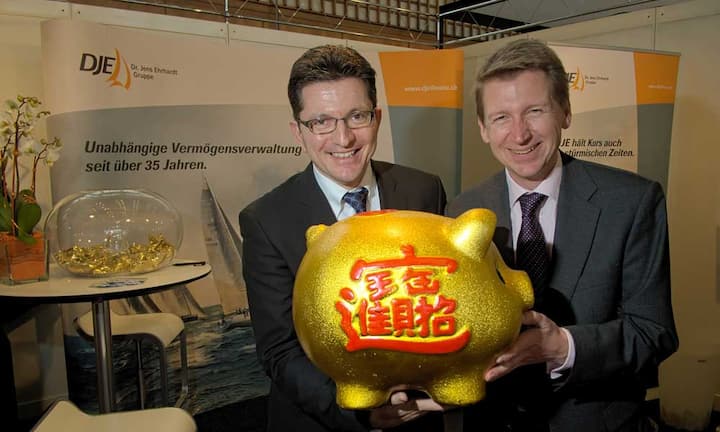 Mit Schwein zum grossen Glück:
Bruno Gattella, Leiter Fondsvertrieb, DJE Finanz AG;
Michael Teperski, Leiter Marketing & Oeffentlichkeitsarbeit, DJE Finanz AG