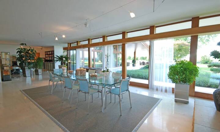 Im Eingangsbereich sowie im ganzen Erdgeschoss sorgt ein Travertin-Boden für Einheit. Die Raumhöhe ist sehr grosszügig und sorgt für eine offene Atmosphäre.