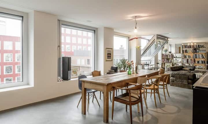 Die Loftwohnung auf dem Gelände der ehemaligen Löwenbräu Brauerei besitzt grosse Fensterfronten mit Ausblick auf den urbanen Innenhof.