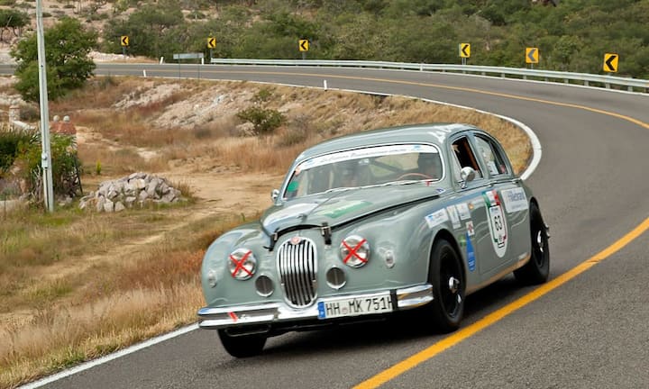 Albrecht und Christine Haase aus Hamburg brettern im 1958er Jaguar in ihrer Wertungsklasse souverän dem Sieg entgegen.