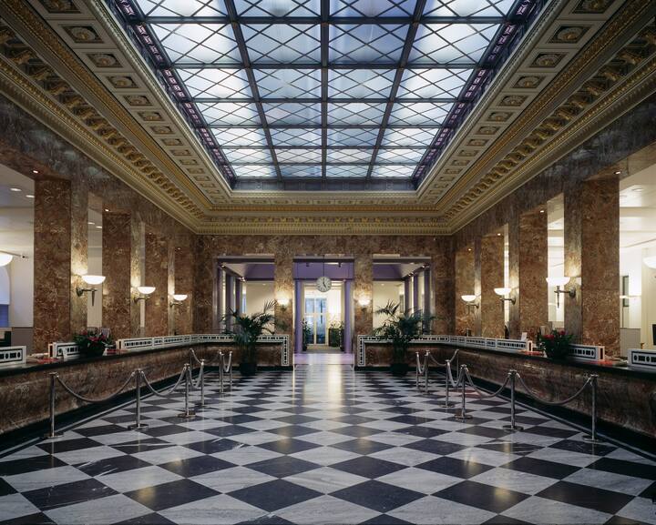 View of the client service hall at the headquarters of the Union Bank of Switzerland UBS at the Bahnhofstrasse street 45 in Zurich, Switzerland, pictured on January 25, 2008. (KEYSTONE/Gaetan Bally) Ansicht der Kundenhalle des Hauptsitzes der Bank UBS an der Bahnhofstrasse 45 in Zuerich, aufgenommen am 25. Januar 2008. (KEYSTONE/Gaetan Bally)