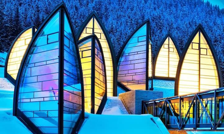 Platz 7 (5): Tschuggen Grand Hotel, ArosaDer erste Eindruck mag etwas hochhausig sein, doch den hat man beim Betreten der Lobby schon vergessen. Diese präsentiert sich als weitläufige Wohlfühlwelt mit flackerndem Kamin. Das farbenfrohe Hoteldekor steht in bewusstem Kontrast zum puristisch gestalteten Wellnessbereich, und der «Tschuggen Express» hievt die Gäste in drei Minuten vom Hotel zur Tschuggenhütte mitten im Ski- und Wandergebiet. Tschuggen Grand Hotel