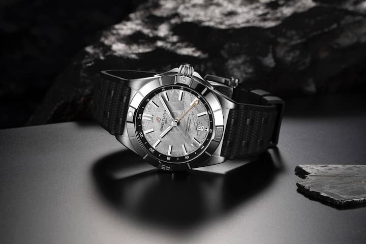 Chronomat Automatic GMT: Gehäuse: 40 mm, Edelstahl mit Platinlünette Kaliber: Breitling 32 Gangreserve: ca. 42 h Preis: mit Kautschukband 9500 Fr., mit Stahlband 9800 Fr.