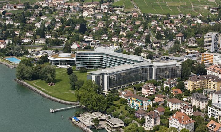 Nestlé, Vevey, Jean Tschumi, Burckhardt + Partner, Richter Dahl Rocha, 1960 ff: Der Hauptsitz von Nestlé war in den sechziger Jahren das grösste Haus der Westschweiz. Jean Tschumi hatte es als Gesamtkunstwerk gedacht und gebaut - Umgebung, riesiges Volumen in einem Ypsilon verpackt, jedes Detail vom Feinsten. Eine durchgehende Stimmung von Fortschritt, Leichtigkeit und Heiterkeit.   Bilder: Keystone