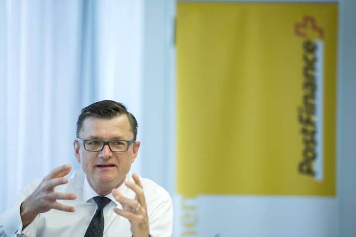 Hansruedi Koeng, CEO Postfinance, spricht waehrend einer Medienkonferenz, am Donnerstag, 7. Juni 2018 in Bern ueber die geplanten Entlassungen bei der Postfinance. (KEYSTONE/Peter Klaunzer)