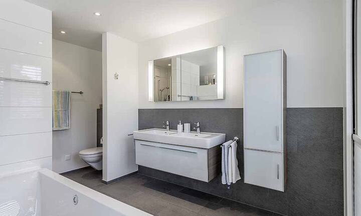 Die Wohnung besitzt drei Schlafzimmer sowie zwei Badezimmer.