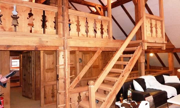 ... grosse RÀume. Das Haus hat eine Garage und sechs StellplÀtze. SelbstverstÀndlich gibt es auch einen Abstellraum sowie einen Weinkeller.