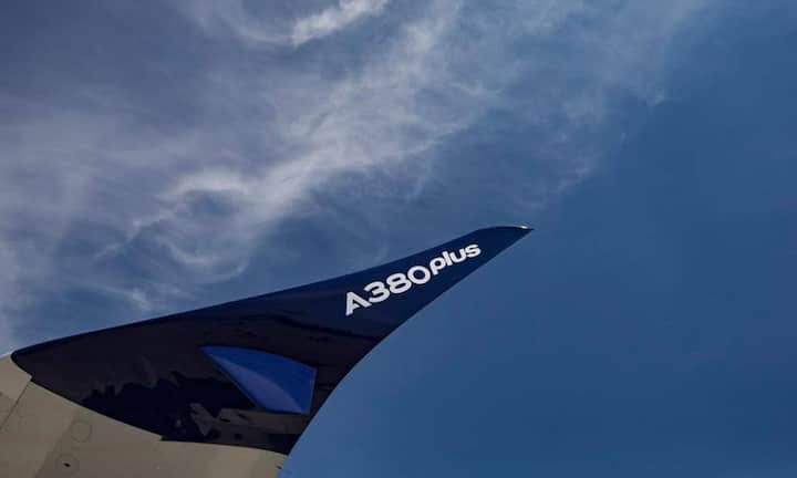 Airbus hat der Maschine deshalb ein Update spendiert, das unter dem Namen A380 Plus vermarktet wird. Auffälligste Neuerung sind die riesigen Winglets.