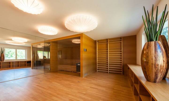 Auch das Wohlbefinden ist nicht vergessen gegangen. Das repräsentative Anwesen besitz ein Fitnessraum inklusive Sauna. Ebenfalls sind 2 Garagen und mehrere Stellplätze vorhanden.