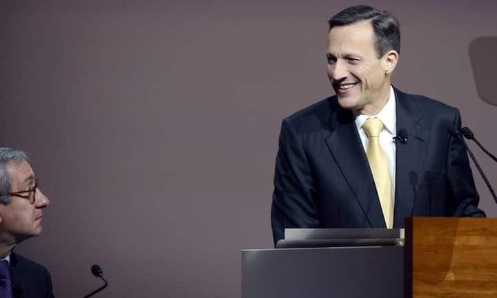 Daniel Vasella, Ehrenpräsident bei NovartisEin Konzern wiederum hat gleich zwei Ehrenpräsidenten: Novartis. Ehrenpräsident Nummer 1 ist Daniel Vasella, CEO von 1996 bis 2010 und von 1999 bis 2013 auch Präsident. Vasella hat einen bis Ende 2016 laufenden Dienstleistungsvertrag, der unter anderem das Coaching für Nachwuchsführungskräfte beinhaltet – für ein Honorar von 25'000 Dollar pro Tag.