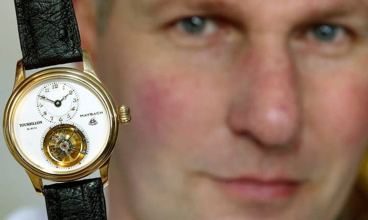 Tourbillon
Mit einem Tourbillon wird der negative Einfluss der Schwerkraft auf die Ganggenauigkeit ausgeglichen. Der praktische Nutzen hält sich in Grenzen, doch die enorme Komplexität eines Tourbillon erhöht den Wert der Uhr massiv.
Bilder: Keystone