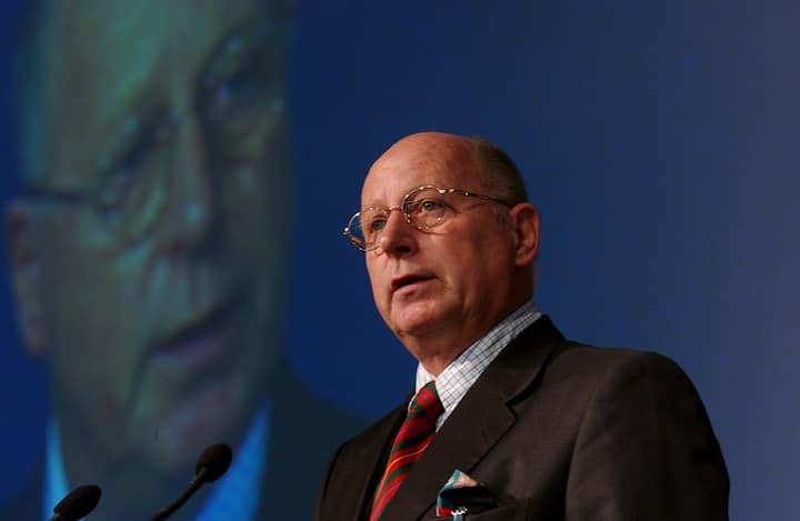 Der Schweizer Unternehmer Thomas Schmidheiny , gibt am Samstag 15. Mai 2004, am 34. ISC Symposium an der Universitaet St. Gallen, die Weiterentwicklung der Max Schmidheiny-Stiftung zur Stiftung einer Max Schmidheiny-Professur an der Universitaet St. Gallen, bekannt. In den vergangenen 25 Jahren wurde der Max Schmidheiny Freiheitspreis an viele nahmhafte Persoenlichkeiten verliehen. (KEYSTONE/Regina Kuehne)