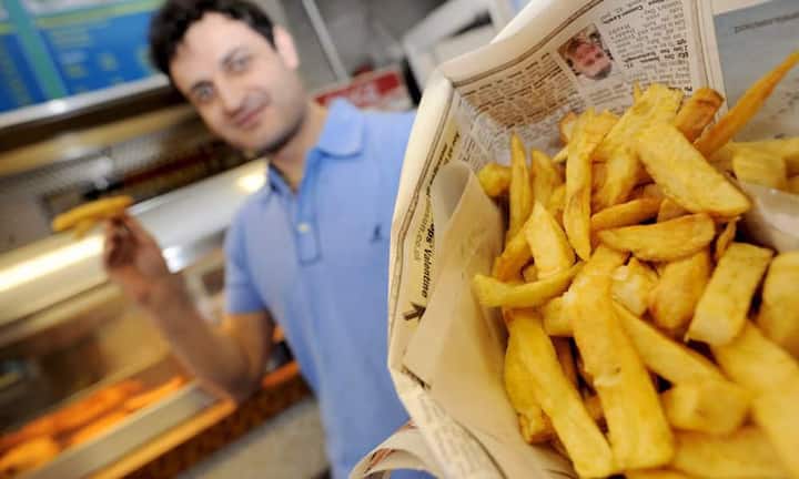 In Grossbritannien liegen Urlauber mit einem Tip von 10 bis 15 Prozent richtig. Berechnet das Restaurant eine «service charge», braucht der Gast kein zusätzliches Trinkgeld zahlen. Wer im Taxi aufrundet und dem Zimmermädchen maximal ein Pfund pro Übernachtung hinterlässt, geht auf Nummer sicher.