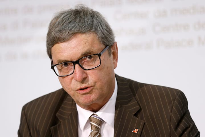 Bruno Gehrig, Verwaltungsratspraesident Swiss, spricht waehrend einer Medienkonferenz ueber die Swiss Luftfahrtstiftung, am Montag, 24. August 2015, in Bern. (KEYSTONE/Peter Klaunzer)