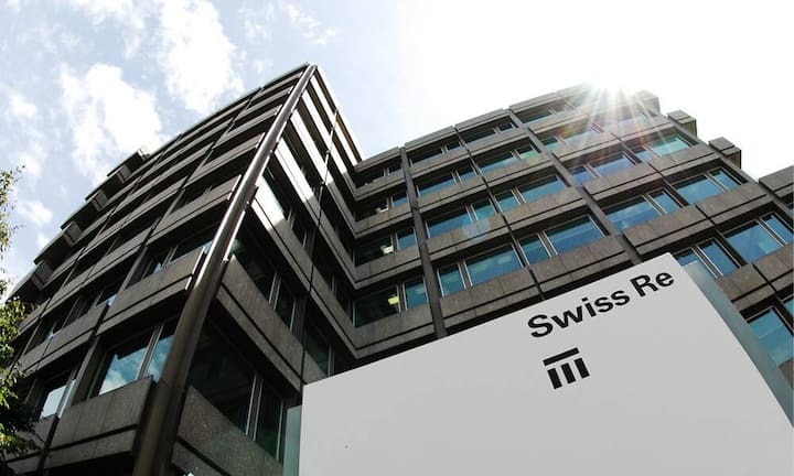 Für den Direkteinstieg nach dem Studium bietet Swiss Re Absolventen mit Bachelor- und Masterabschluss eine Art Job-Training an. In diesem 18-monatigen Ausbildungsprogramm haben junge Akademiker die Möglichkeit, erste Berufserfahrungen innerhalb des Rückversicherers zu sammeln. Die Vergütung startet ab 82'000 Franken und kann bis zu 92'000 Franken pro Jahr betragen. Letzteres sei aber nur mit dem Abschluss eines Ph.D-Studiums möglich.