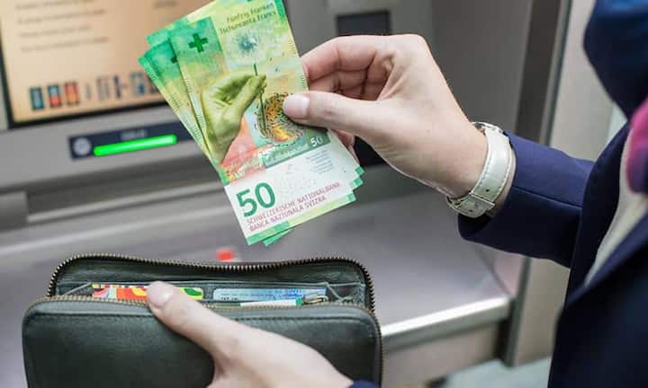 Die neue 50er-Note ging am Mittwoch in Umlauf. Auf Plakaten und TV-Spots bewirbt die Schweizerische Nationalbank den Geldschein. Experten beziffern die Kosten auf Millionen Franken. 
Die Kampagne sorgt für Unmut.