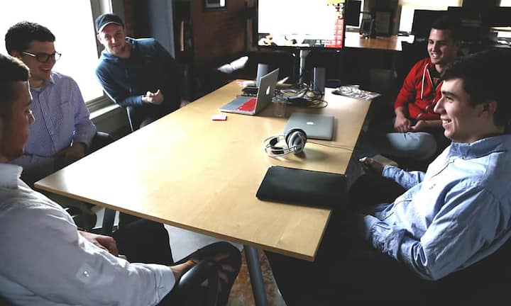 6. Ein positives ArbeitsklimaVorgesetzte sollten gute soziale Beziehungen fördern - zum Beispiel mit Hilfe von Teambuilding-Events oder indem sie bei Projekten Teams zusammenstellen, die in der Konstellation noch nie miteinander gearbeitet haben. Denn: Je besser sich Mitarbeiter untereinander und mit dem Chef verstehen, umso glücklicher arbeiten sie. Bilder: Pixabay