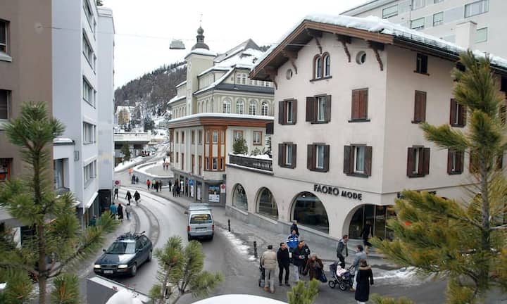 Das BILANZ-Städte-Ranking 2015: Bester Newcomer: St. Moritz Erstmals wurden auch Tourismusdestinationen bewertet. Bei diesen Newcomern hat St. Moritz mit Rang 61 am besten abgeschnitten. Die urbane Feriendestination bietet neben grandiosen Landschaften auch Kultur- und Sportbeflissenen viel. Negativ ins Gewicht fallen aber der teure Wohnraum und die Abgeschiedenheit.