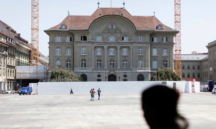 23 Milliarden Franken betrug der Verlust der Nationalbank 2015 – Rekord.  Hauptgrund war der Einbruch des Euro nach der Aufgabe des Mindestkurses. Bilder: Keystone