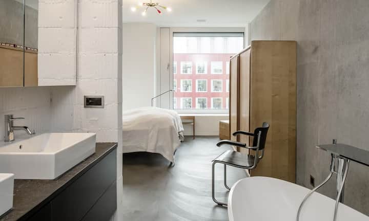 Das Master Bad besitzt eine kleine Wellness-Zone mit freistehender Badewnne, Dusche und separatem WC.