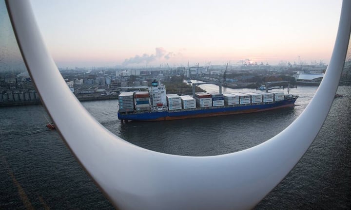 Zu sehen ist von hoch oben etwa der Hafen.