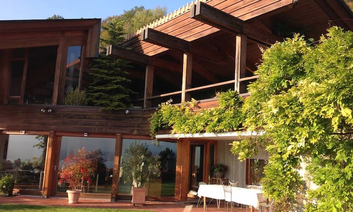 Die Fenstertürenfront gewährt den Zugang zur Terrasse.