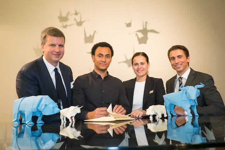 Daniel Sandmeier, head Marketing & distribution structured products, Credit Suisse; Origami Papierfaltkünslter Sipho Mabona; Anke Bridge, head fx solutions, Credit Suisse; Thomas Schmidlin, head equity derivative sales, Credit Suisse