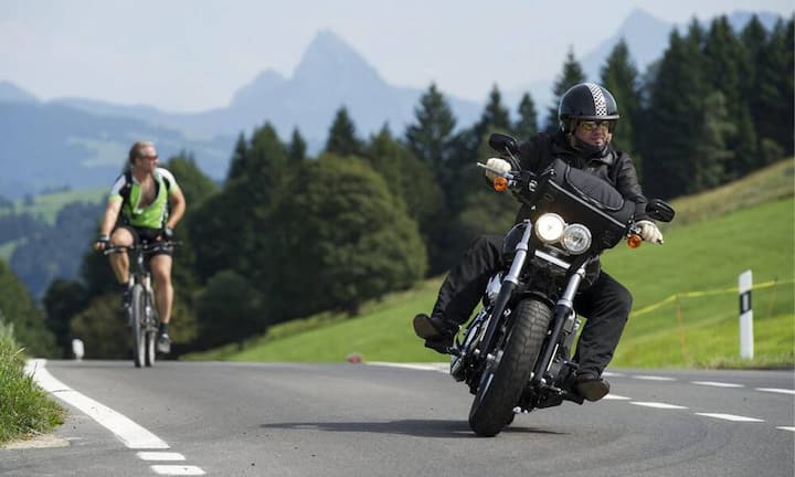 Zweiräder sind in der Schweiz sehr beliebt. Während sich die einen gerne abmühen, bevorzugen andere die motorisierte Version. Ende 2013 waren in der Schweiz rund 688‘000 Motorräder und Roller eingelöst.
