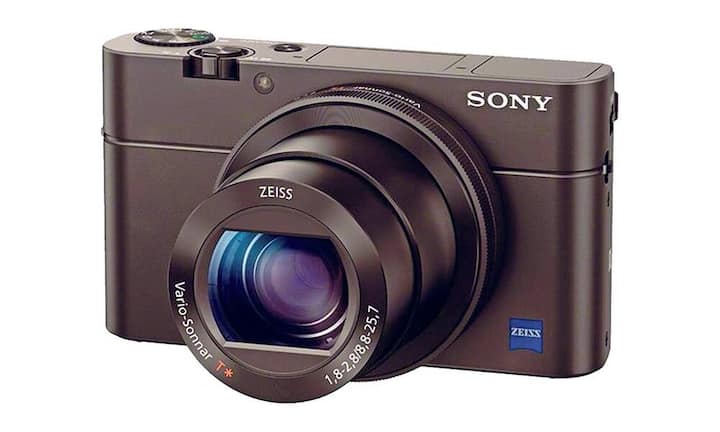 Für die Hosentasche: Die dritte Variante der RX-100-Serie von Sony ist eine Kompaktkamera, die zwar vollgestopft mit Technik ist, aber immer noch sehr klein bleibt: Sie ist nur 10 Zentimeter breit und knapp 6 Zentimeter hoch. Sie verfügt über 20,1 Megapixel, einen (ausklappbaren) elektronischen Sucher und ein Zeiss-Vario-Objektiv (24–70 mm) mit Blendenöffnung 1,8–2,8. Sony RX100 III 999 Franken