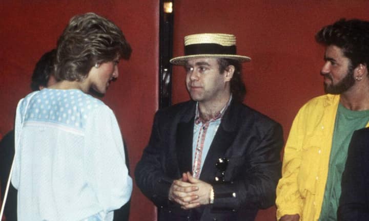 Hier ist er mit der britischen Prinzessin Diana und Elton John abgebildet...