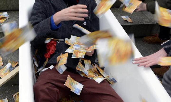 Abfindungen als Renten günstiger versteuernWenn einem Kadermitarbeiter gekündigt und eine Abfindung erhält, kann dieser Betrag zu einem günstigeren Satz versteuert werden. Beispiel: Ein CFO wird entlassen und erhält eine Abfindung von 600'000 Franken (drei Jahreslöhne). Findet er keinen neuen Job, könnten die 600'000 zum günstigeren Steuersatz von 200'000 (anstatt für 600'000) Franken versteuert werden, weil dies einer Lohnausfallzahlung für drei Jahre entspricht.